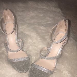 Size 8 glitter silver strap sandals